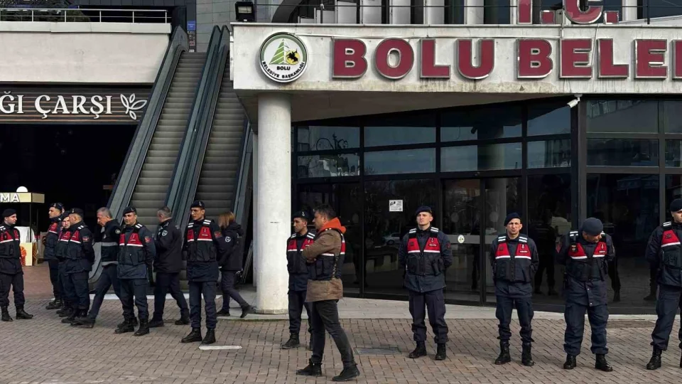 Bolu Belediyesi'ne sabah bask�n�