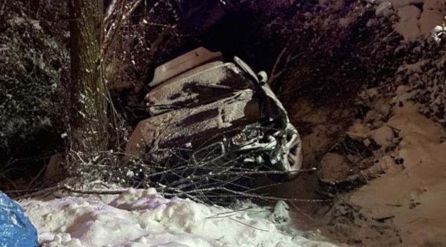 Buzlanma nedeniyle dere yatağına uçan otomobilde can pazarı