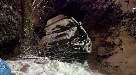 Buzlanma nedeniyle dere yatağına uçan otomobilde can pazarı