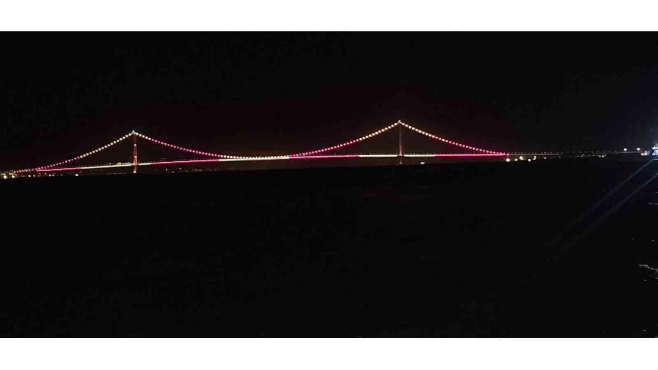 Çanakkale Köprüsü sarı kırmızılı renklerle aydınlatıldı