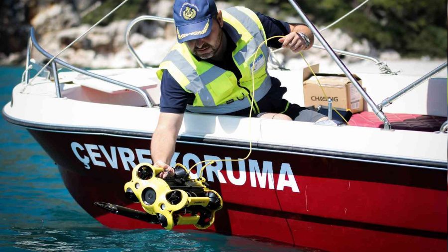 Caretta Carettalara �l�m sa�an hayalet a�lar, sualt� robotuyla temizleniyor