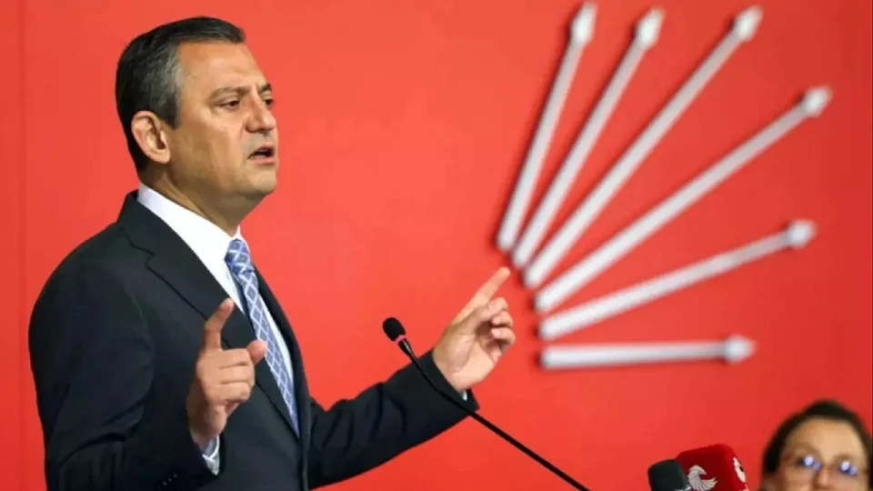 CHP Genel Ba�kan� �zel'den '�stiklal Mar��' payla��m�