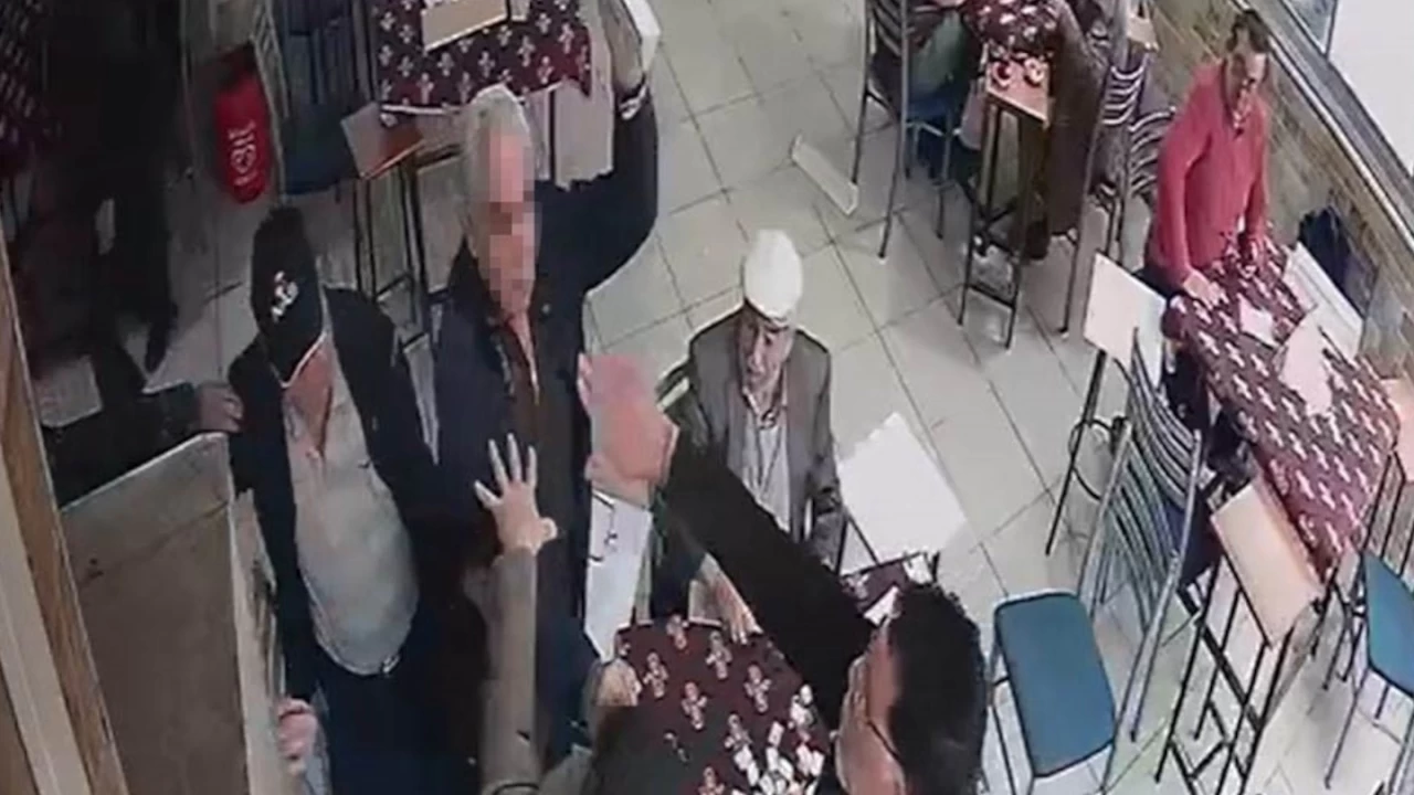 Dedelerin okey masasındaki taş kavgası kıraathaneyi karıştırdı
