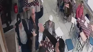 Dedelerin okey masasındaki taş kavgası kıraathaneyi karıştırdı
