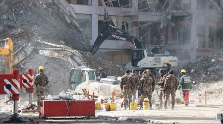Diyarbakır'da 3 enkazda çalışmalar sürüyor
