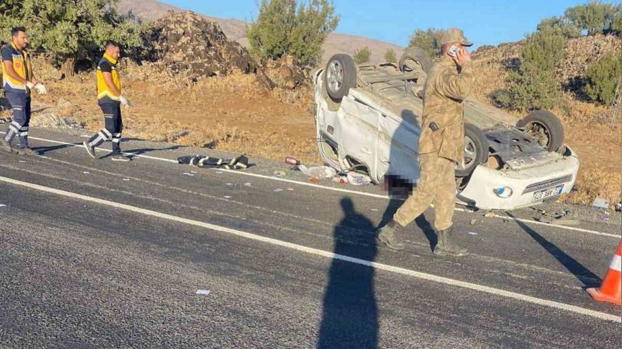 Diyarbakır'da hafif ticari araç takla attı: 3 ölü, 2 yaralı