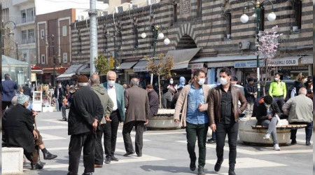 Diyarbakır'da, korona tablosunu gören aşı sırasına girdi