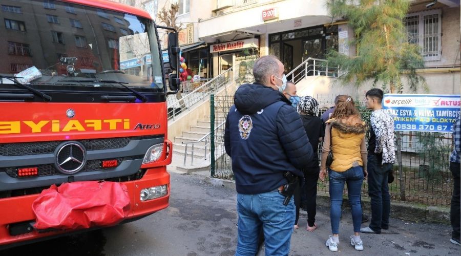 Doğum günü pastasındaki mum yangın çıkardı