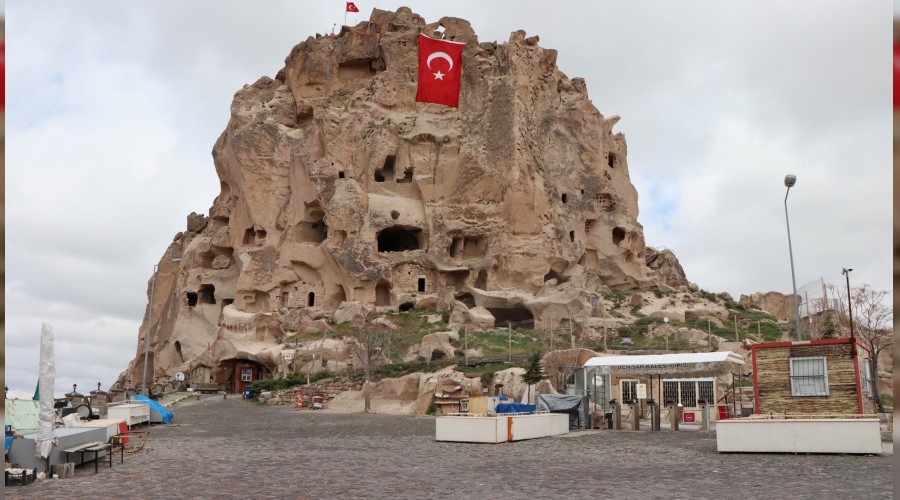 Dünyanın en yüksek peribacasına dev bayrak
