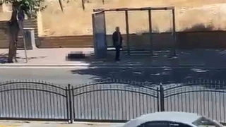Durakta bekleyen e�ini silahla vurdu