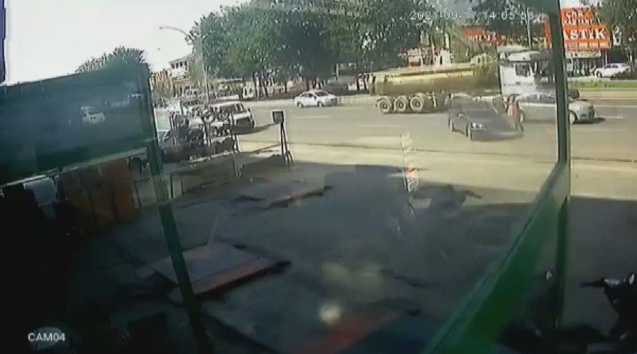 El frenini çekmeyi unuttukları araç trafiğe daldı