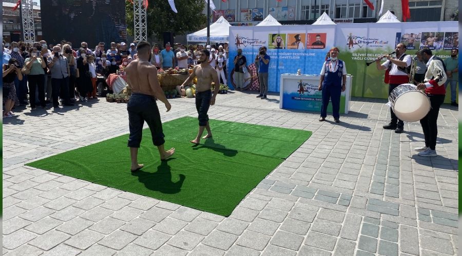 Emin�n�'de er meydan� kuruldu