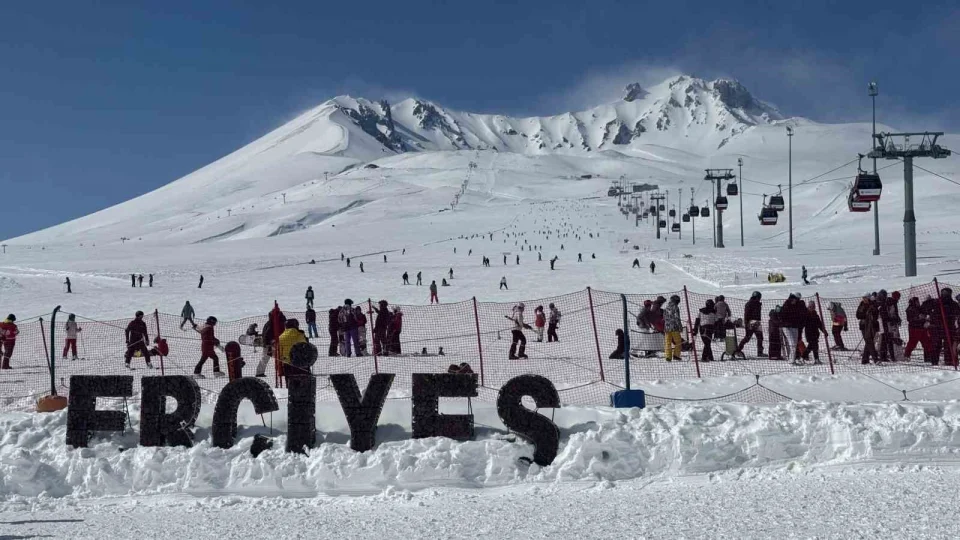 Erciyes'te kayak sezonu t�m h�z�yla devam ediyor