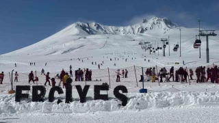 Erciyes'te kayak sezonu t�m h�z�yla devam ediyor