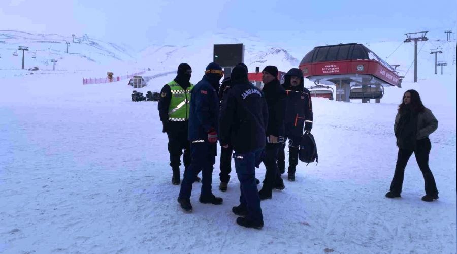 Erciyes'te yabanc� uyruklu �� ki�i ��� alt�nda kald�