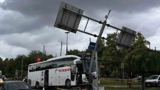 Eyüpsultan'da yolcu otobüsü önce otomobile sonra levhaya çarptı: 30 yaralı
