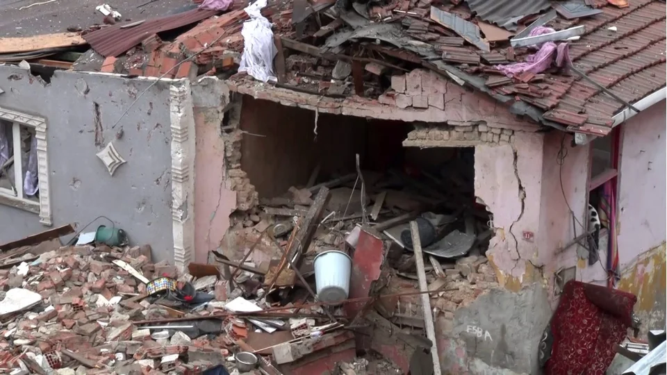 Fatih'te ��ken binalar�n �evresinde hasar tespiti yap�ld�