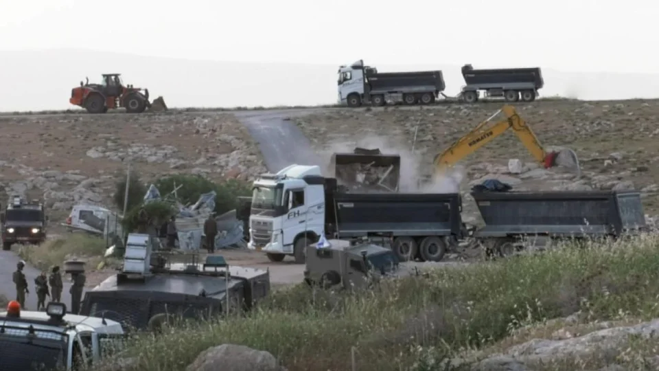 Filistin topraklar�n� gasbeden �srailliler, Bat� �eria'da Filistinlilere ait okulu y�kt�