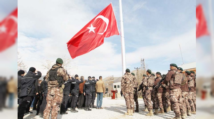 Hakkari'ye dev T�rk bayra�� 