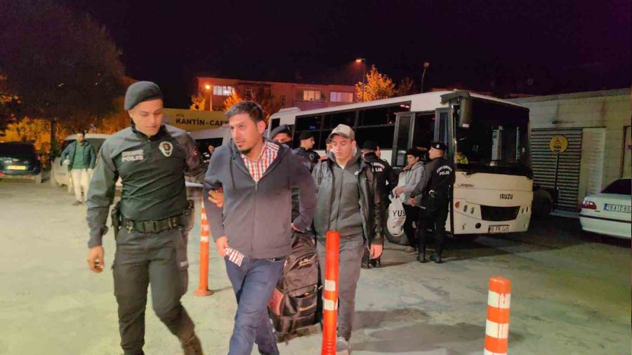 İnegöl'de 20 kaçak göçmen yakalandı