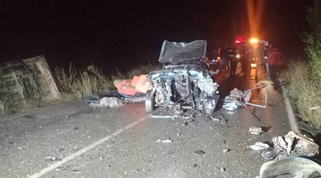 Isparta'da otomobille kamyonetin çarpıştığı kazada 5 kişi öldü