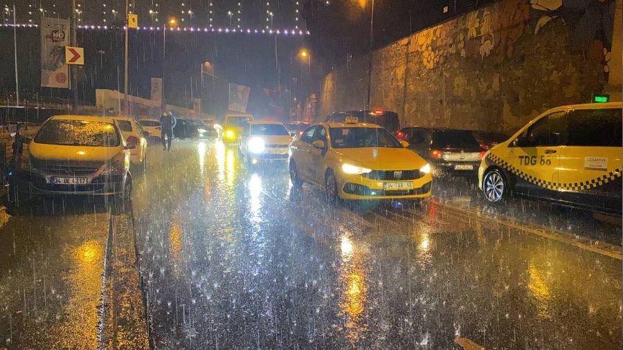 İstanbul'da sağanak ve şiddetli rüzgar etkili oluyor