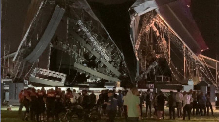 İzmir'de kurtuluş yıl dönümü için hazırlanan platform çöktü: 1 kişi yaralandı