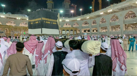 Kabe'nin örtüsü değiştiriliyor