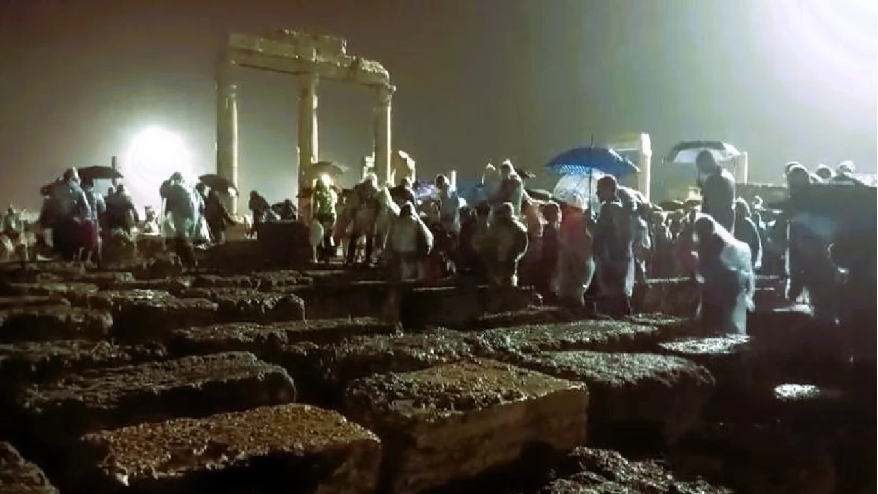 Laodikya'dan, K�z�l Ordu Korosunun �ark�lar� de�il 'yuh' sesleri y�kseldi