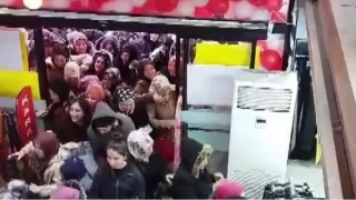 Ma�aza a��l���nda indirim izdiham�nda birbirini ezdiler