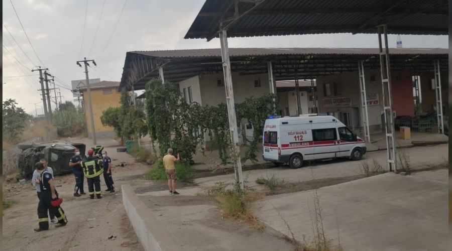 Manisa'da kamyonet Galericiler Sitesi'ne uçtu