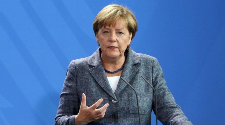 Merkel Yunanistan'a arka kt