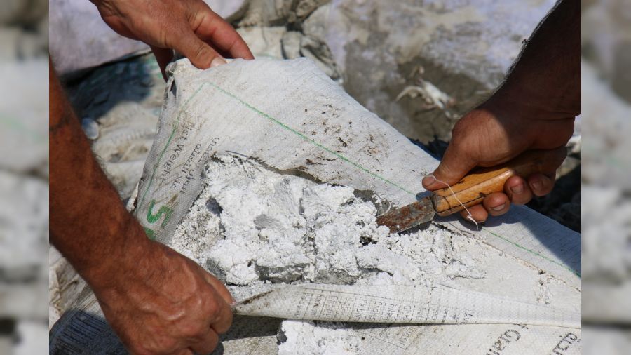 Mersin'de balıkçıların ağına pirinç çuvalları takıldı