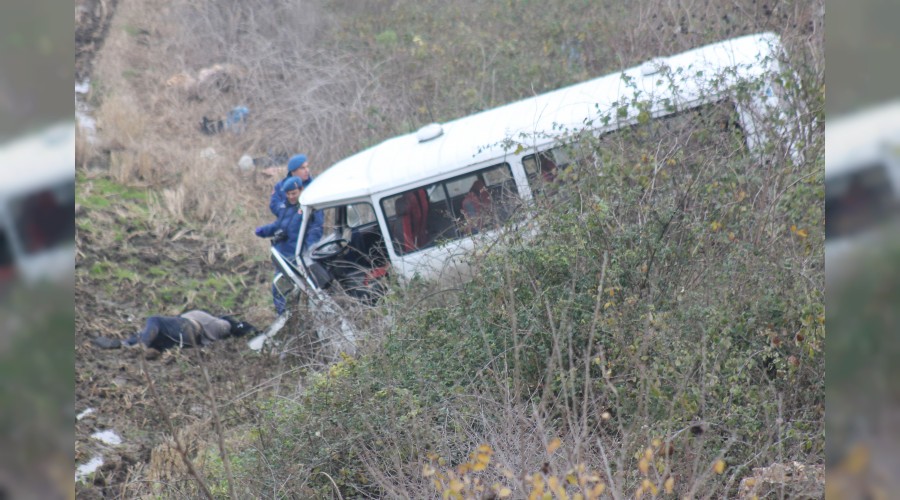 Ön camdan fırlayan şoför hayatını kaybetti