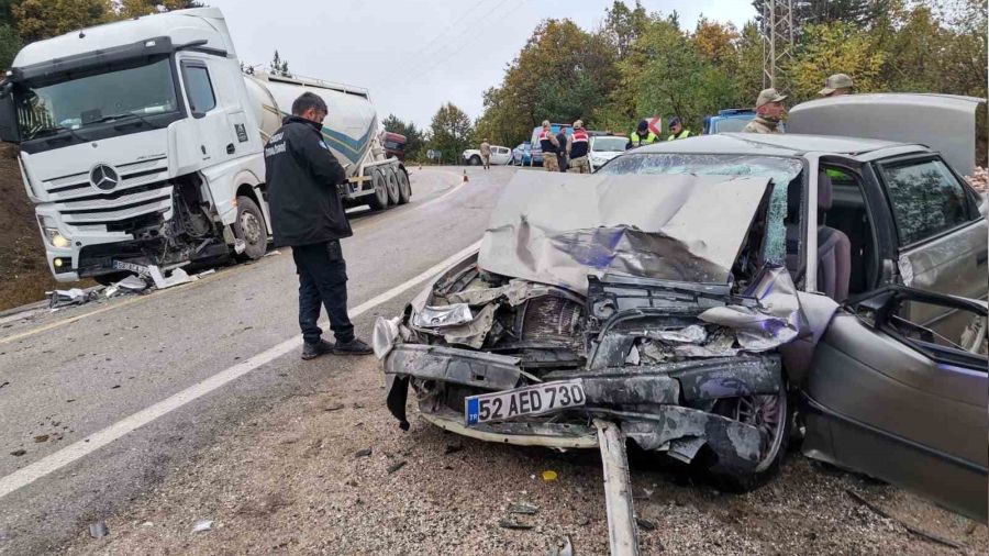 Ordu'da otomobil ile tır çarpıştı: 3 ölü, 3 yaralı