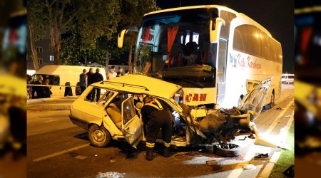 Otobüs otomobile çarptı: 3 ölü