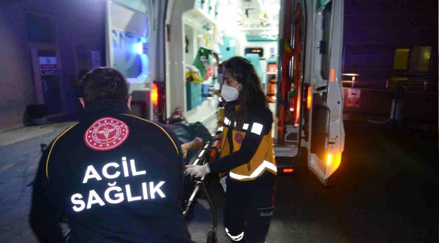 Otomobili bekçilerin üzerine sürdü: 2 bekçi yaralandı