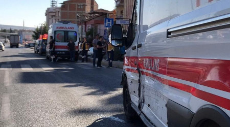 Otomobilin ambulansla çarpıştığı kazada faciadan dönüldü
