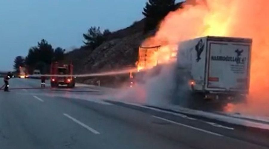 Plastik boru y�kl� t�r alev alev yand�