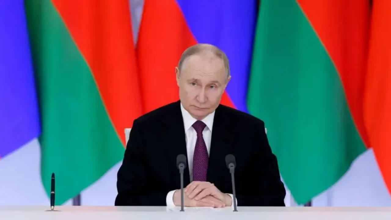 Rusya lideri Vladimir Putin �lkesinin Ukayna'daki ate�kes teklifini kabul etmekle birlikte, bir�ok noktan�n ayd�nl��a kavu�turulmas� gerekti�ini vurgulad�.