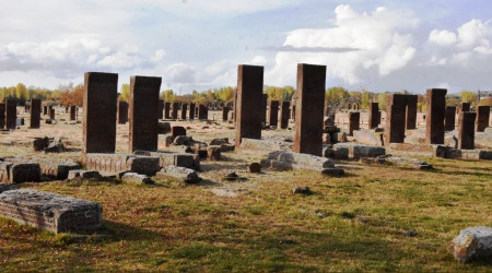 Selçuklu Mezarlığındaki taşlar tarihe ışık tutuyor