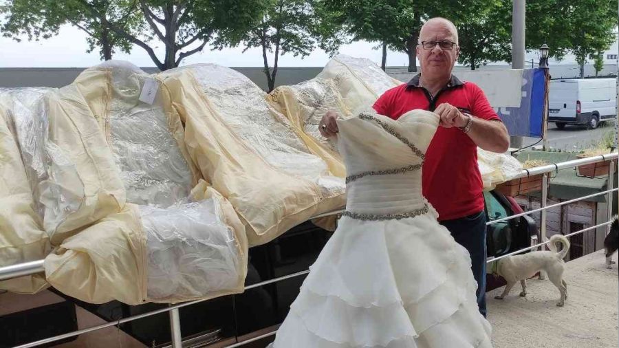 Sevinsek mi �z�lsek mi... Bursa'da ask�da gelinlik