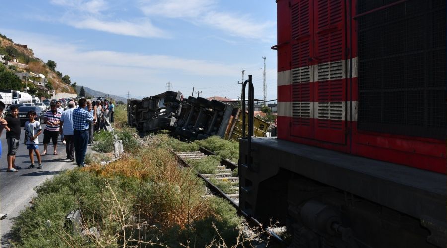 Ske'de tr, trenin nne devrildi