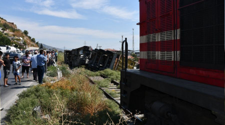 Ske'de tr, trenin nne devrildi