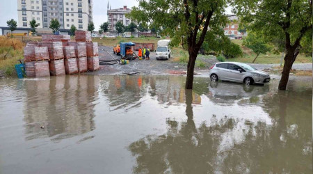 Sultangazi'de su baskını nedeniyle ev ve iş yerleri zarar gördü