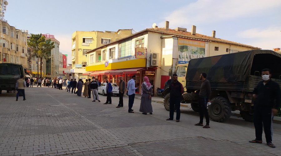 Suriyelilerin ATM kuyruğu