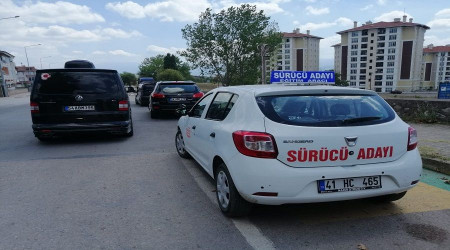 Sürücü adayından, sürücü eğitmenine pusu