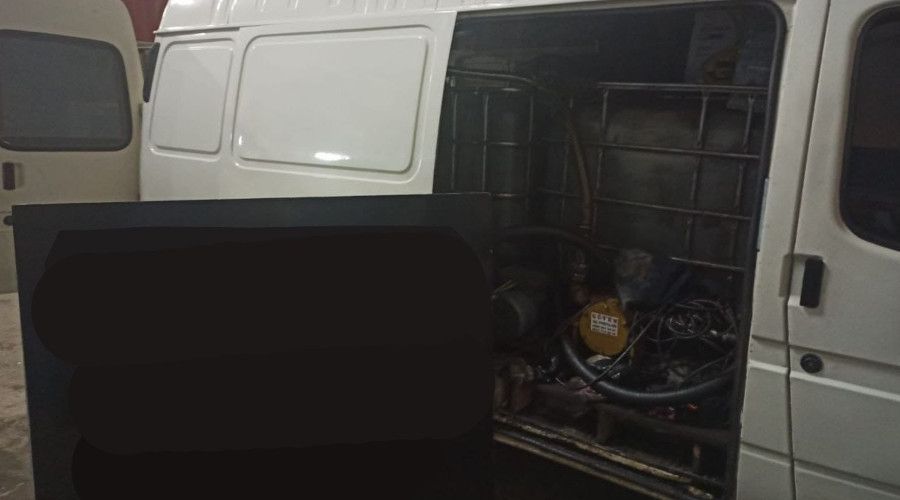 Tank i�erisinde gizlenen 2 ton 800 litre ka�ak akaryak�t ele ge�irildi