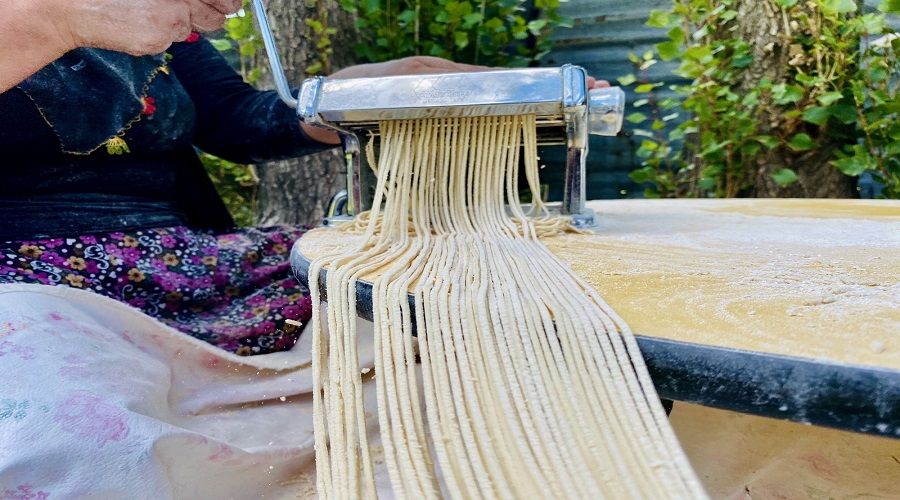 Tel tel iplere dizilen eri�teler k�� sofralar� i�in haz�rlan�yor