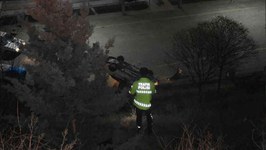 Tosya'da otomobil 150 metre yükseklikten pazar yerine düştü: 2 yaralı